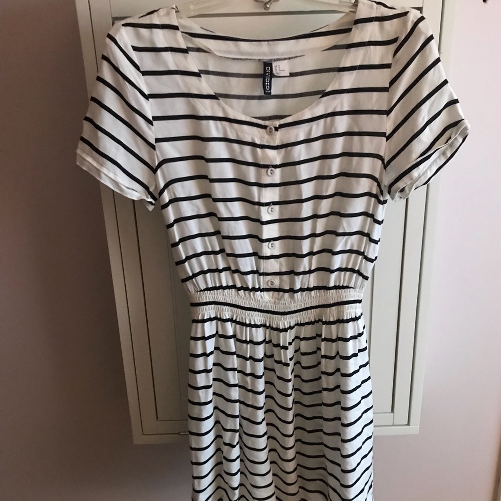 🎃 SALE White with Black Stripes Divided Dress - Picture 1 of 4